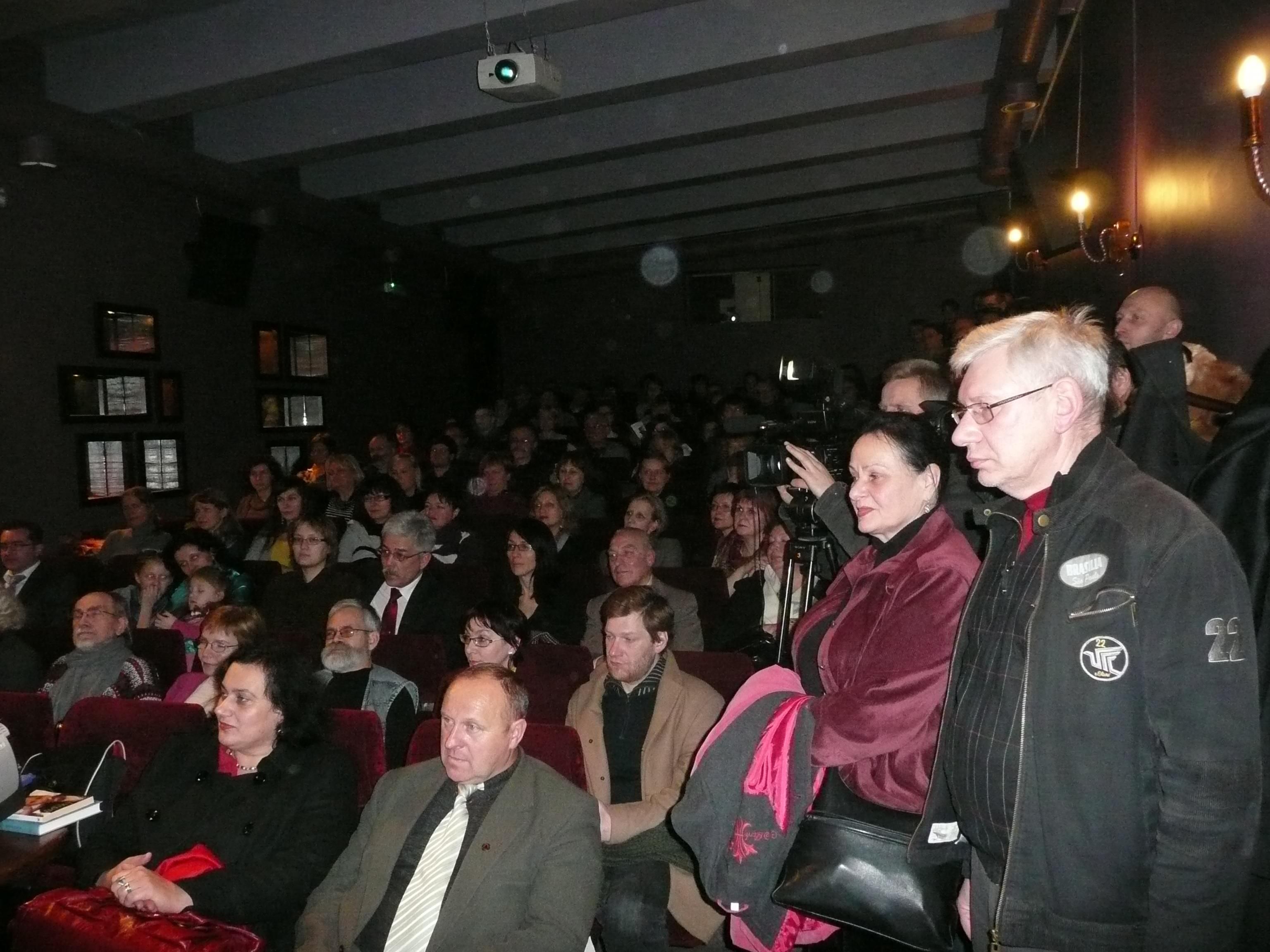 Зал вильнюсского кинотеатра перед показом первого фильма из цикла "Мифология украинского кино". Фото Александра ШАХОВА.