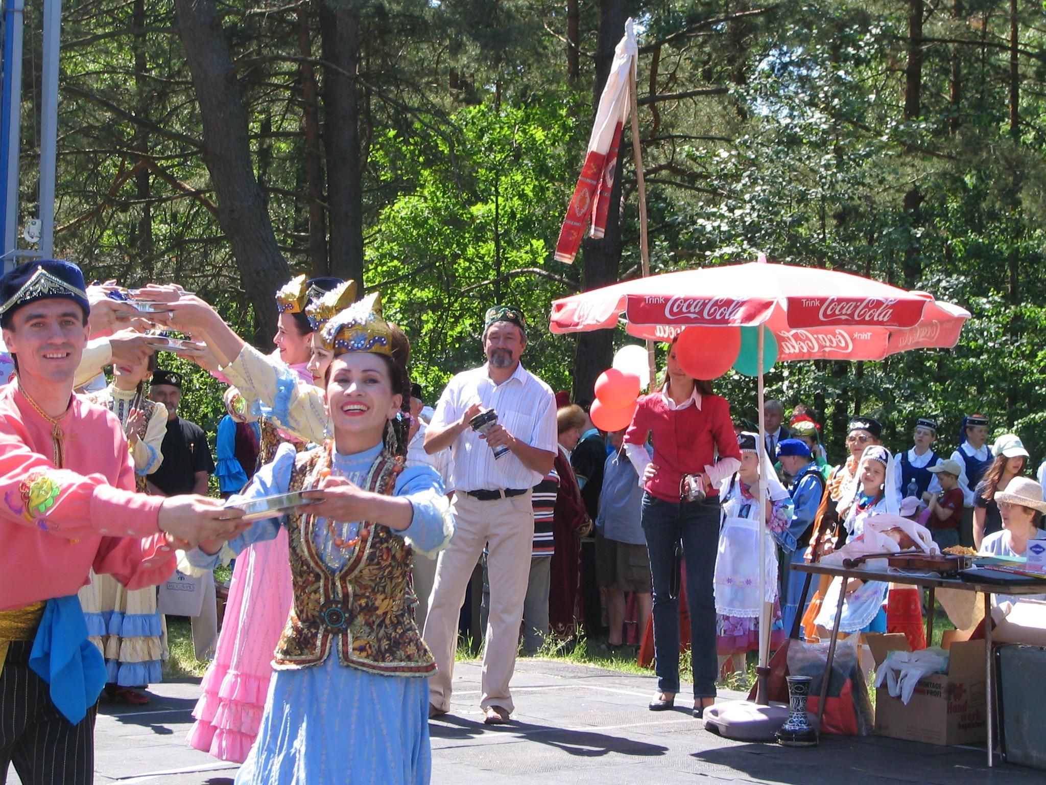 Моменты летнего праздника Сабантуй – живого самобытного праздника татарского народа. Архив татарской общины.