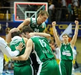 Баскетболисты "Жальгириса" празднуют свою победу в Польше. Фото www.zalgiris.lt.