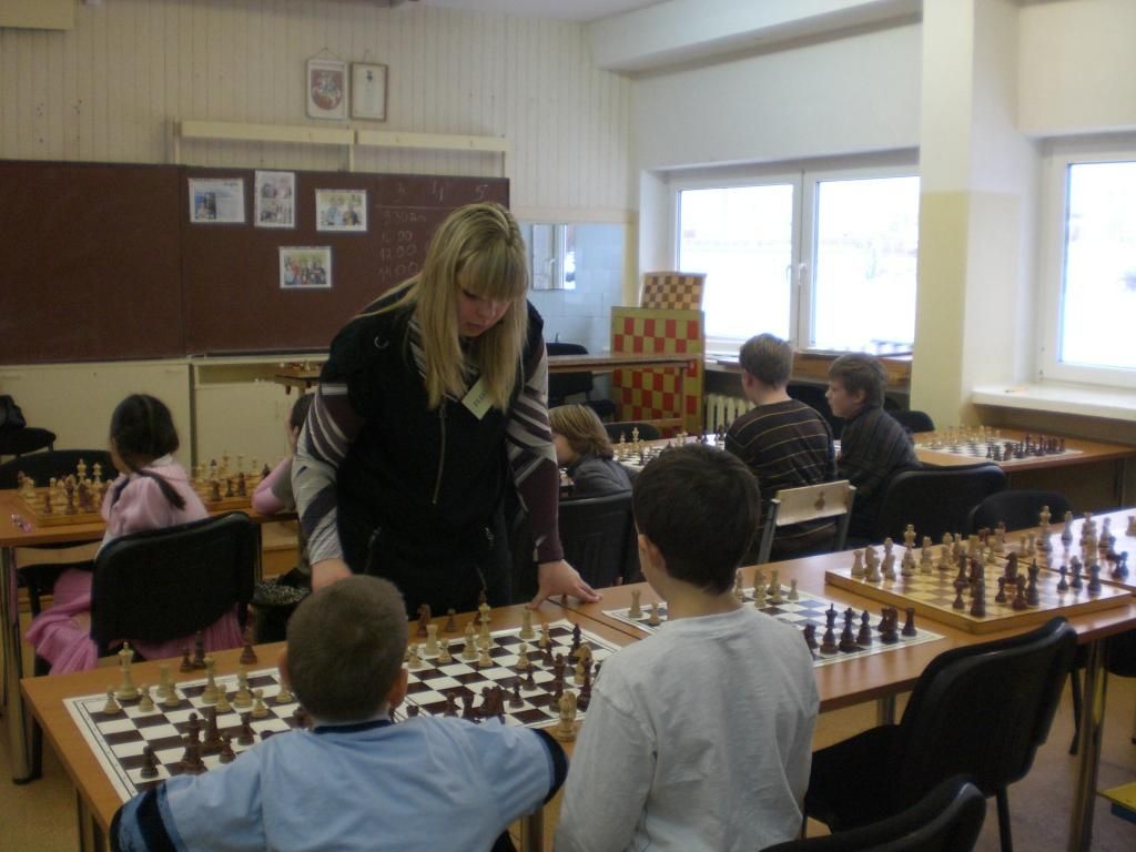 Сеанс одновременной игры даёт Ксения Чернавина. Фото Жанны Шибаевой.