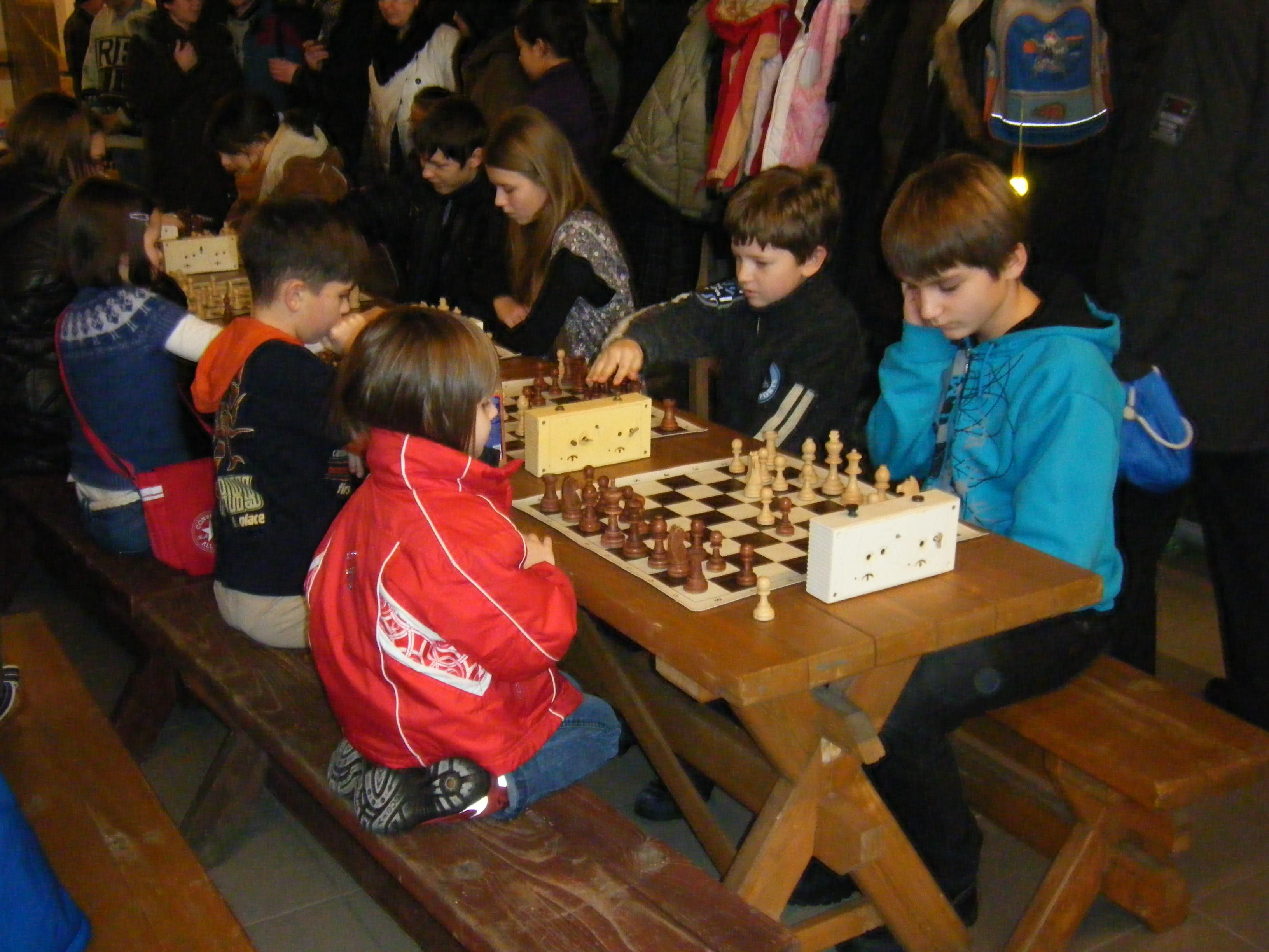Мгновения первого шахматного чемпионата Вильнюса и Вильнюсского района среди команд общеобразовательных школ.