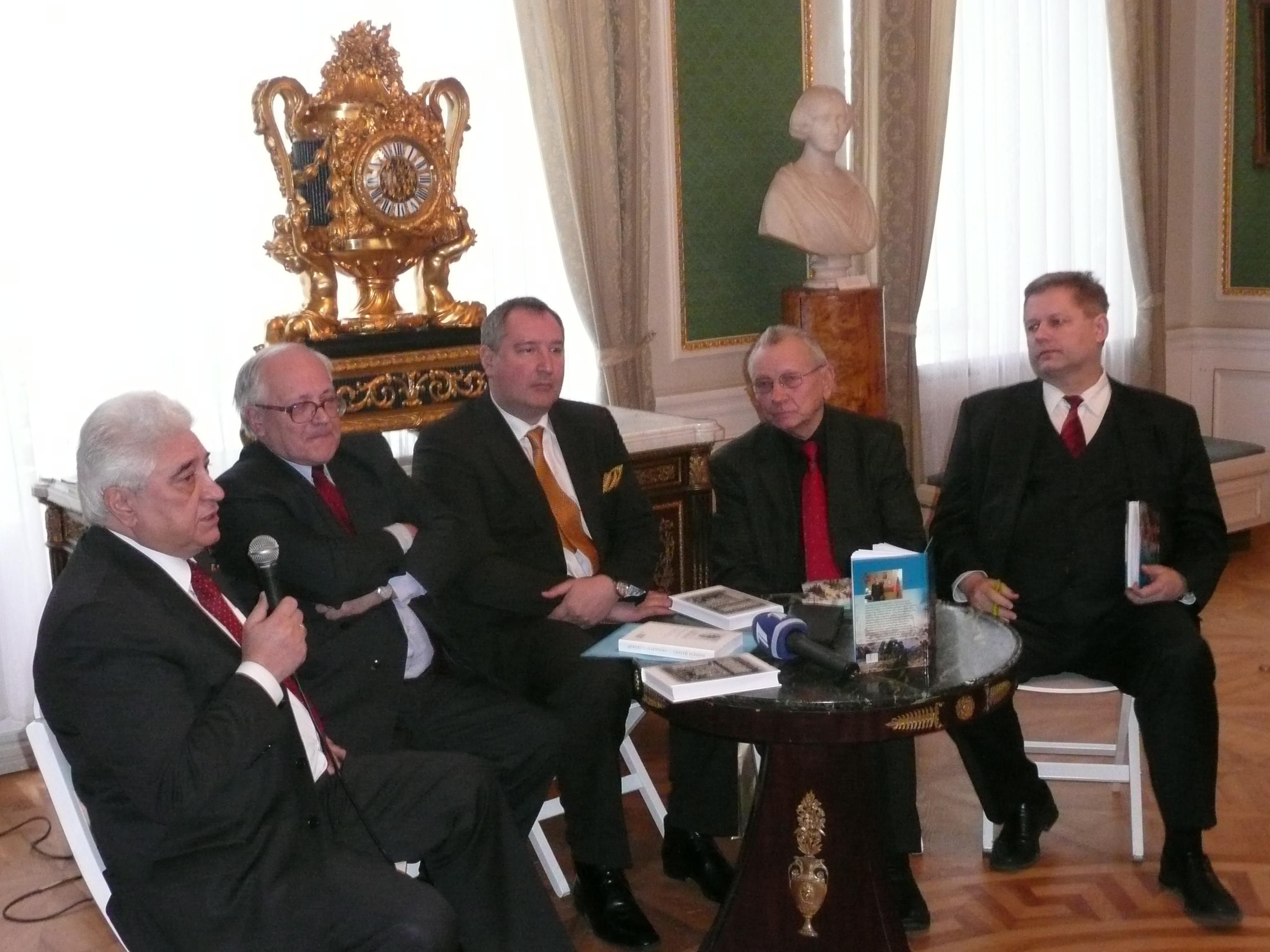 Д.Рогозин на презентации своей книги "Барон Жолток", изданной на литовском языке. Фото "Обзора".