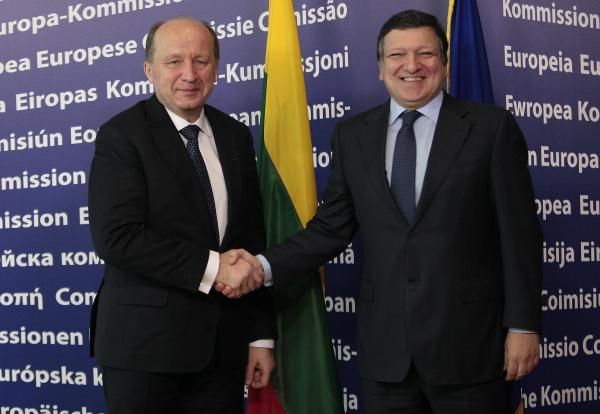 А.Кубилюс (слева) очень надеется на хорошее отношение к странам Балтии со стороны главы ЕК Ж.М.Баррозу.