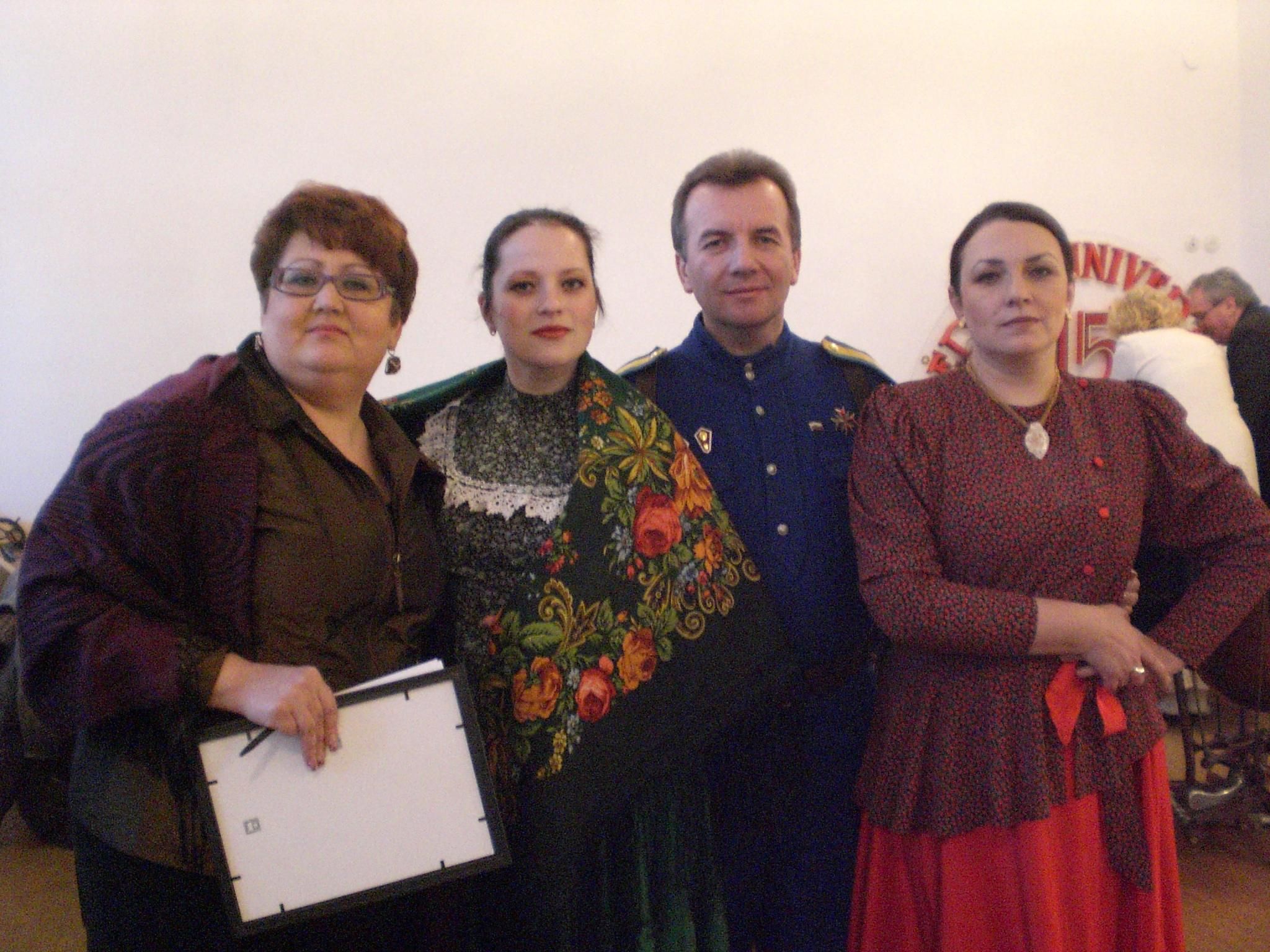 Директор фестиваля Вероника Захарова с артистами. Фото Ирины Беляевой.