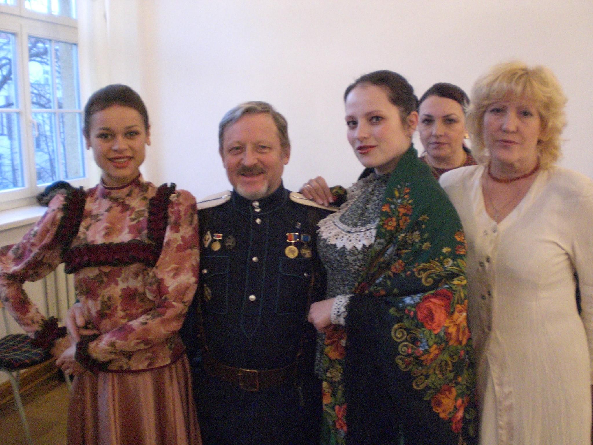 Редактор фестиваля Тамара Шуклина с артистами. Фото Ирины Беляевой.