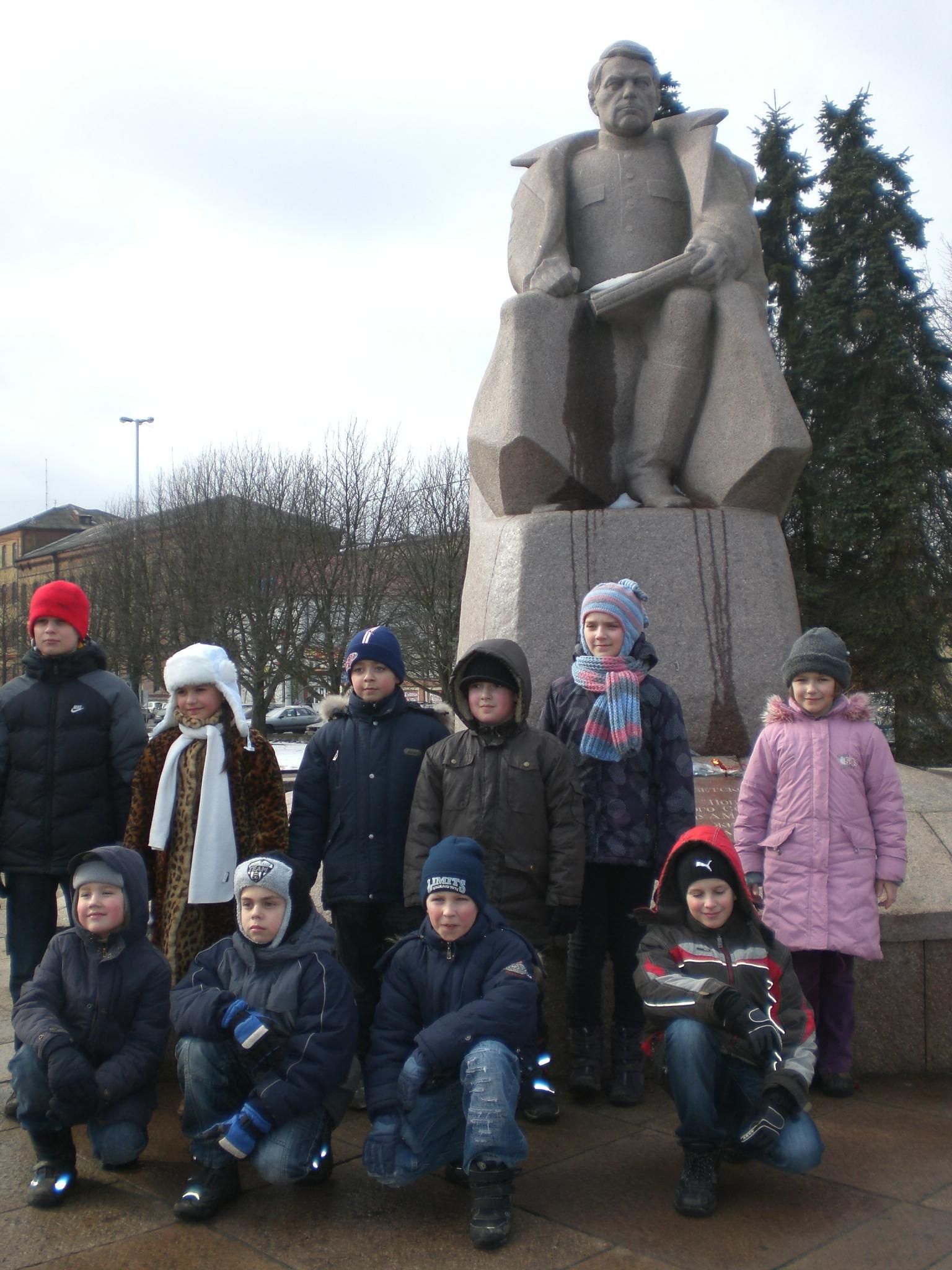 У памятника маршалу М.В. Василевскому, руководившему штурмом Кёнингсберга. Фото Ольги Беляевой.