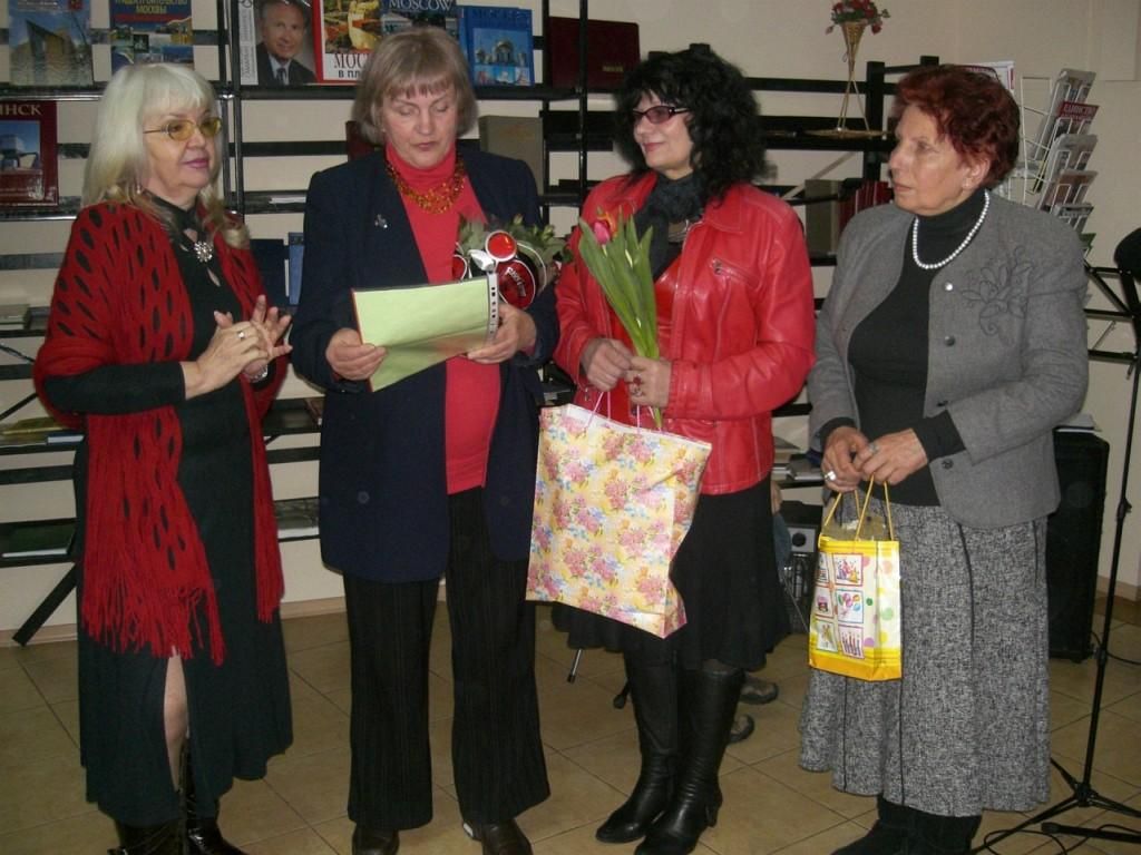 Валентина Екатериничева (слева) с гостями вечера.