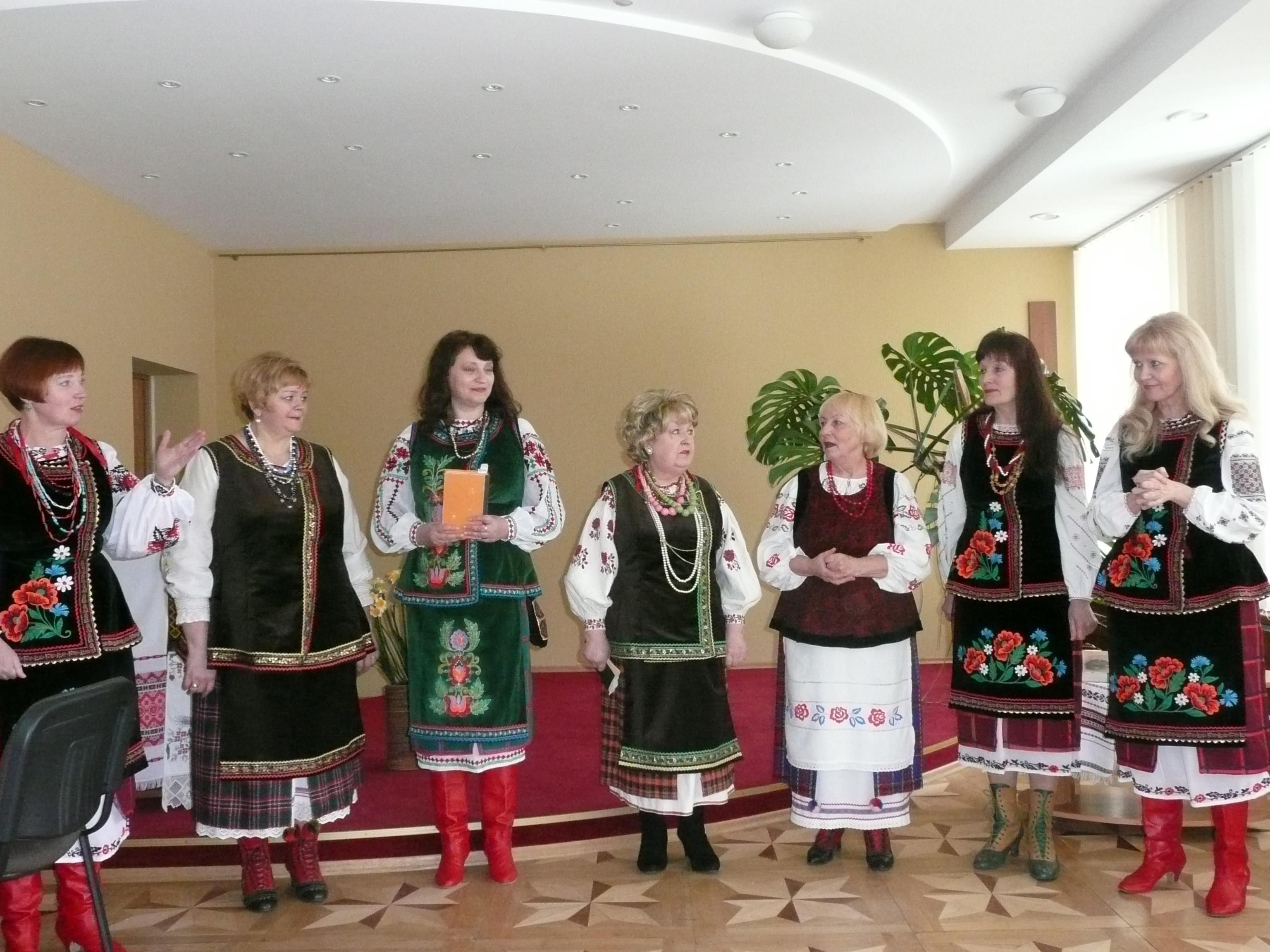Перед жителями Висагинаса с песнями на слова Т.Г.Шевченко выступает ансамбль «Калина». Фото Александра ШАХОВА.