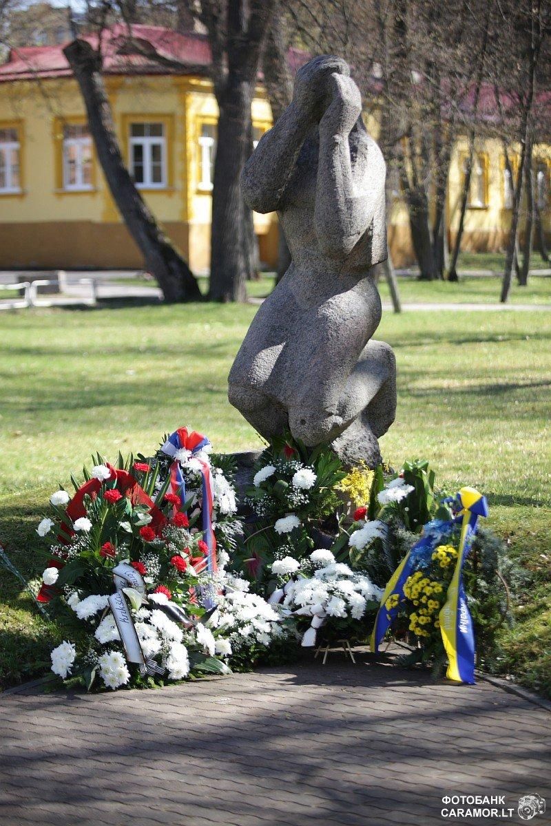 Памятник жертвам Чернобыля у вильнюсской больницы Сапегос. Фото www.caramor.lt.