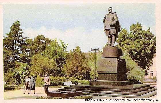 Памятник генералу Черняховскому, стоявший в Вильнюсе, а ныне находящийся в Воронеже.