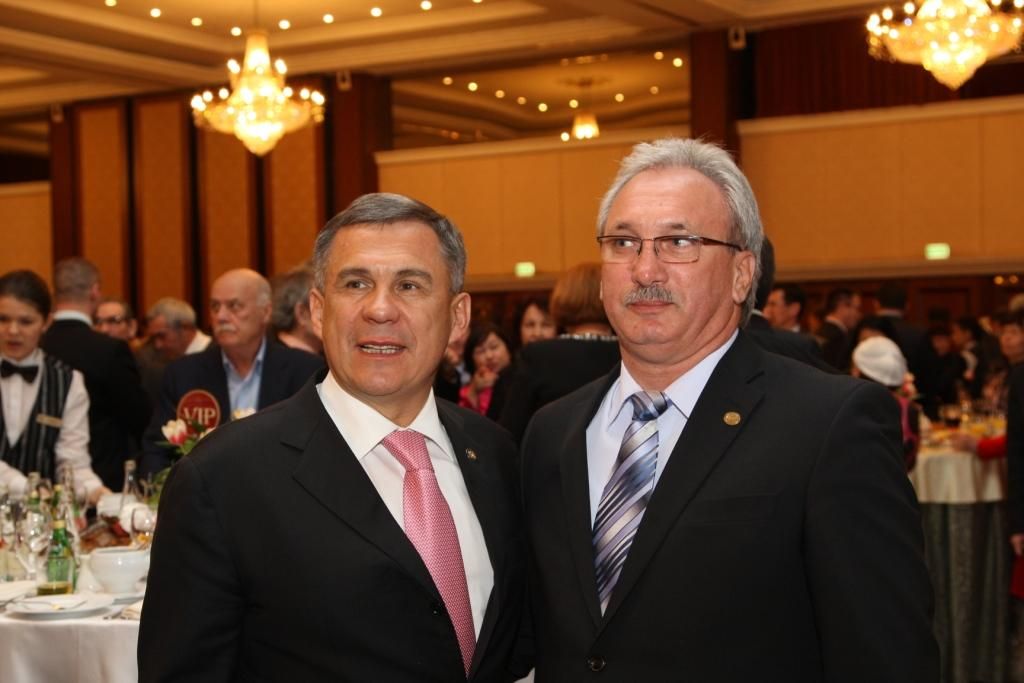 Президент Республики Татарстан Рустам Минниханов (слева) и председатель татарской общины Клайпеды Флюр Шарипов.