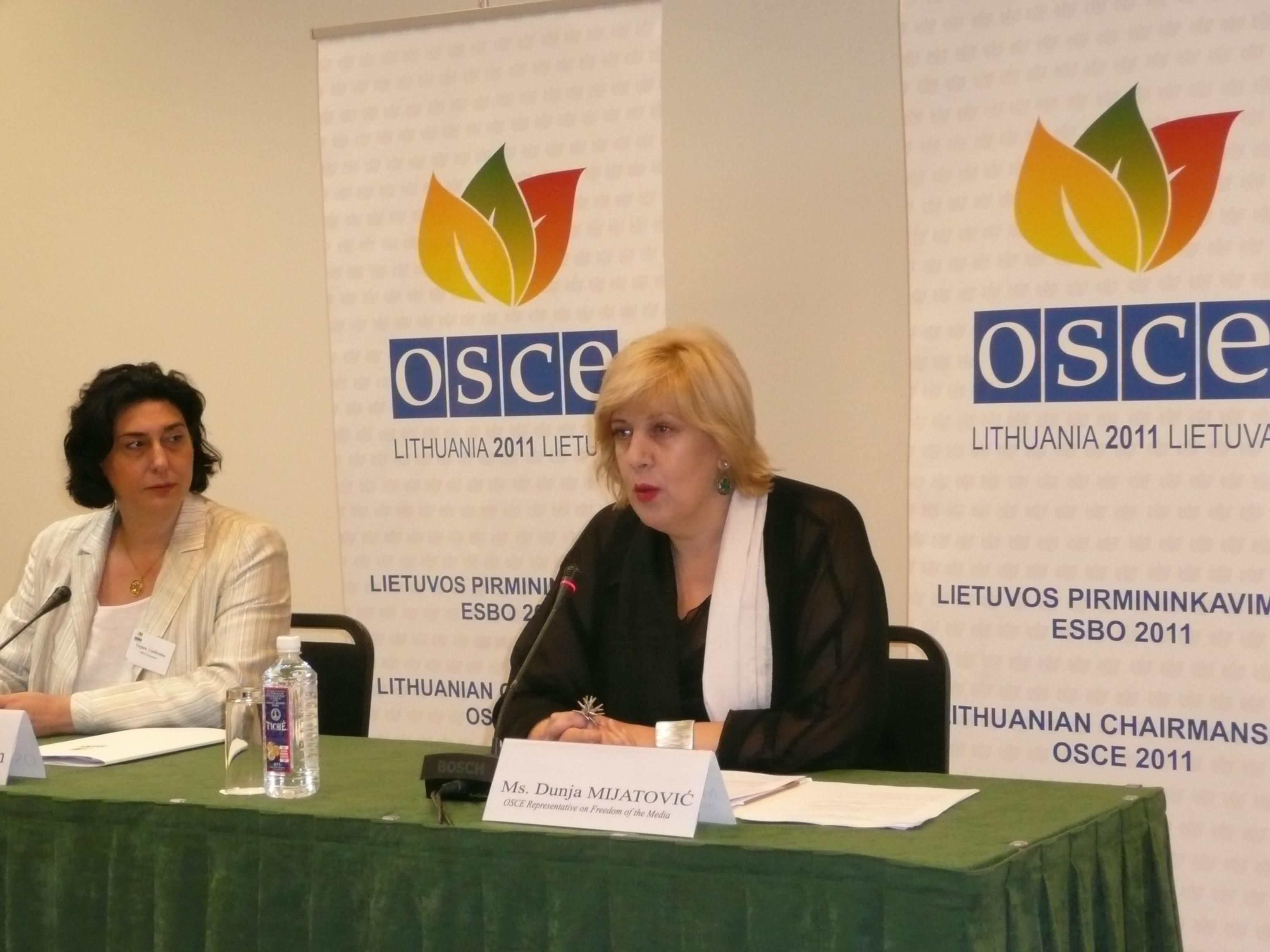 Представитель ОБСЕ по вопросам свободы СМИ Дуня Миятович (справа). Фото "Обзора".