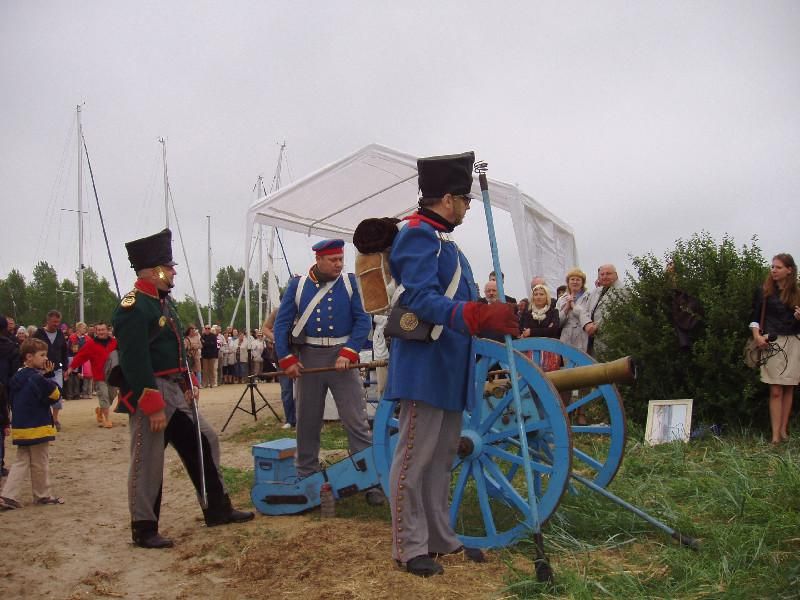 Финальные минуты праздника. Бравые вояки образца 1813 года в форме 1-го прусского драгунского полка произвели три пушечных выстрела: За Литву! За Швянтойи! За благополучие нового порта! Фото автора.