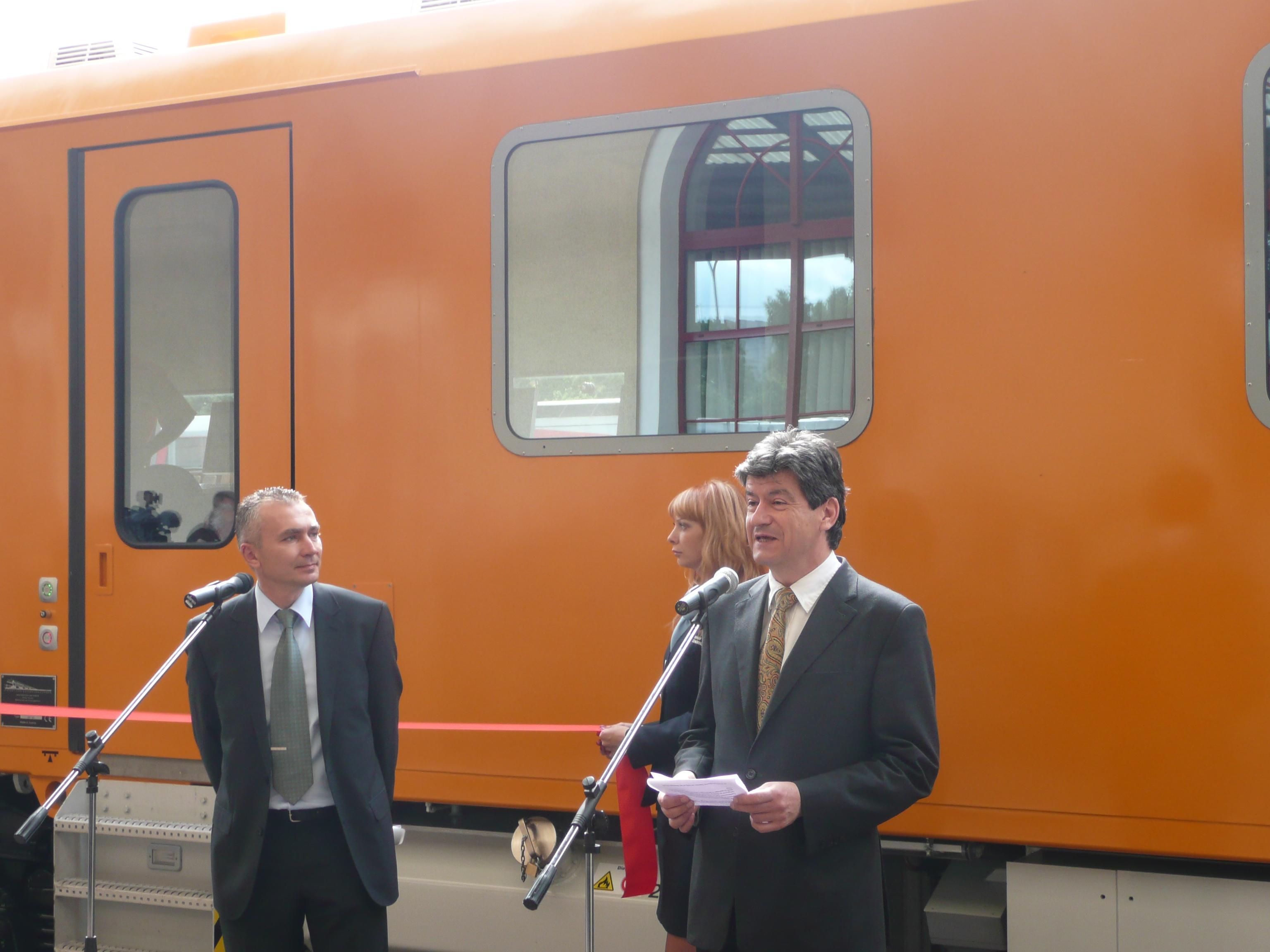 Выступает посол Австрии в Литве д-р Гельмут Бернхард Коллер (справа).