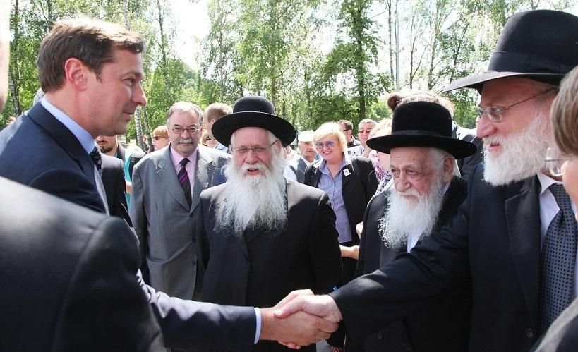 Мэр Вильнюса Артурас Зуокас (слева) на встрече с представителями еврейской общественности.