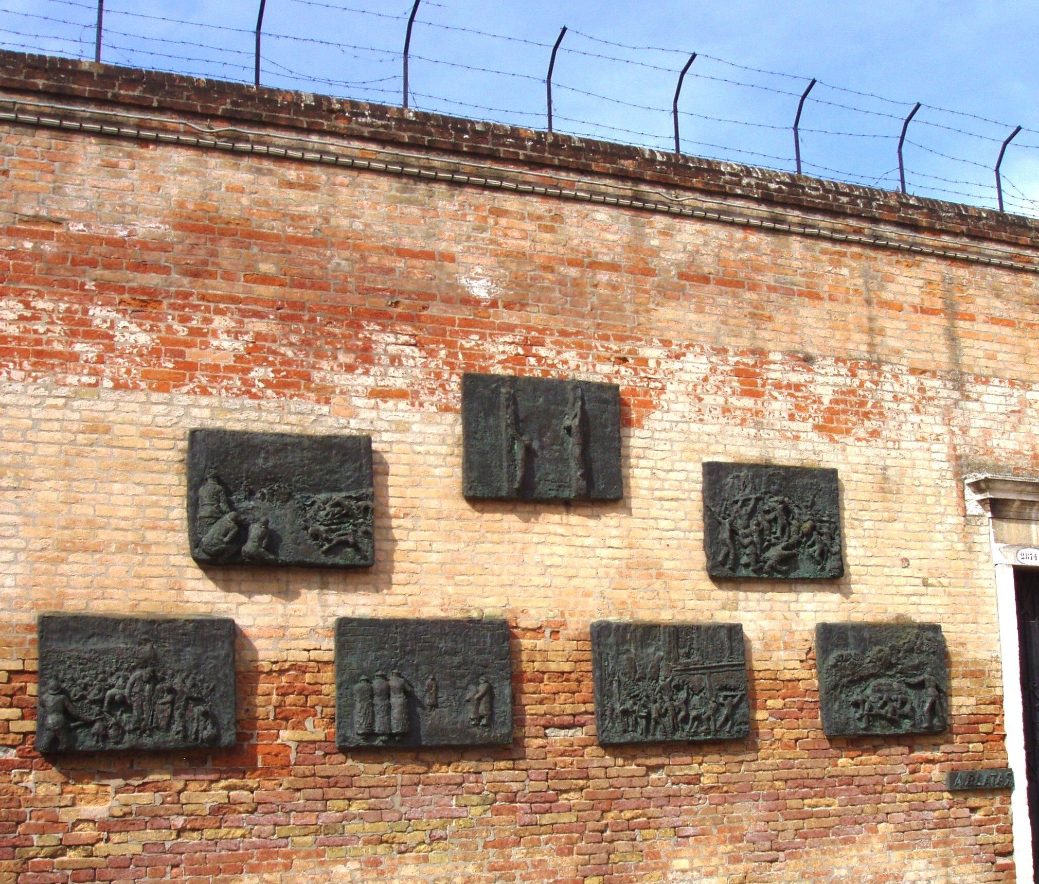 Фрагменты монумента памяти жертв Холокоста в Венеции. Фото автора.
