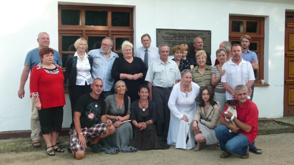 Участники и гости в последний день работы пленэра на фоне дома пастора в Чистых Прудах. Фото на память.