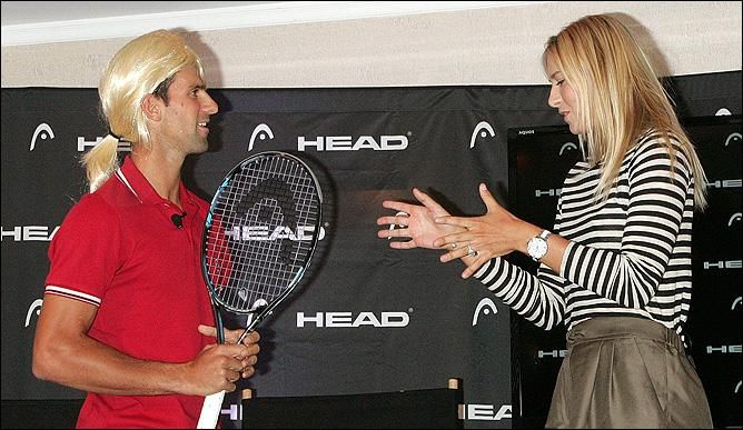 Новак Джокович сделал пародию на Марию Шарапову в рекламном ролике производителя теннисных ракеток HEAD, в котором Новак, представ в образе россиянки, получил "урок" игры в теннис от… самой же Шараповой. Фото www.championat.com