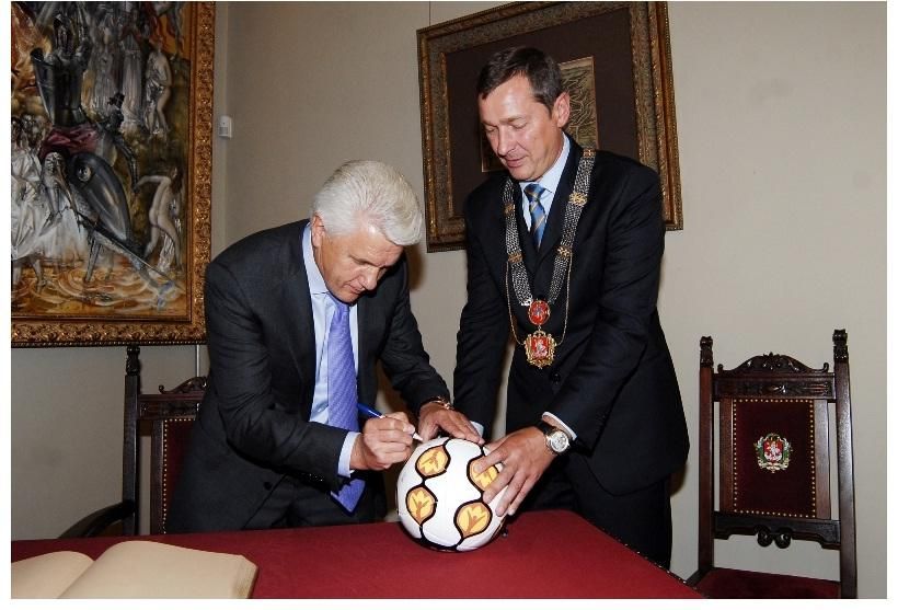 В.Литвин (слева) подарил А.Зуокасу футбольной мяч с эмблемой предстоящего чемпионата Европы по футболу 2012.