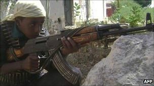 Боевики группы Джамаат Аш-Шабаб призывают детей брать в руки оружие для защиты ислама. Фото AFP