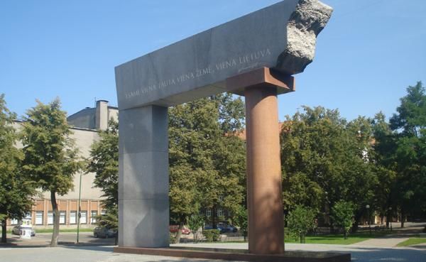 Памятник Малой Литве в Клайпеде, в народе именуемый "вешалкой".