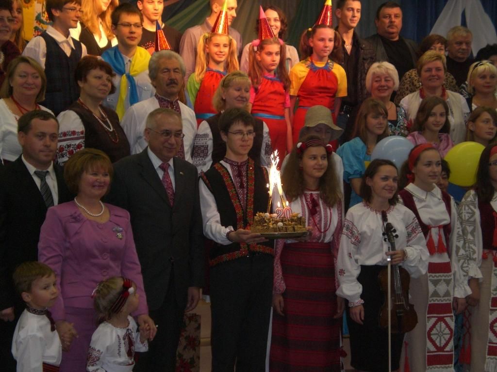 Первый ряд. Крайние слева: Надежда Лукина и Посол Украины в Литве В. Жовтенко. Фото Ирины Беляевой.  Фото Ирины Беляевой.