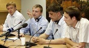 Михаил Костяев (второй слева) с единомышленниками. Фото 39slov.ru