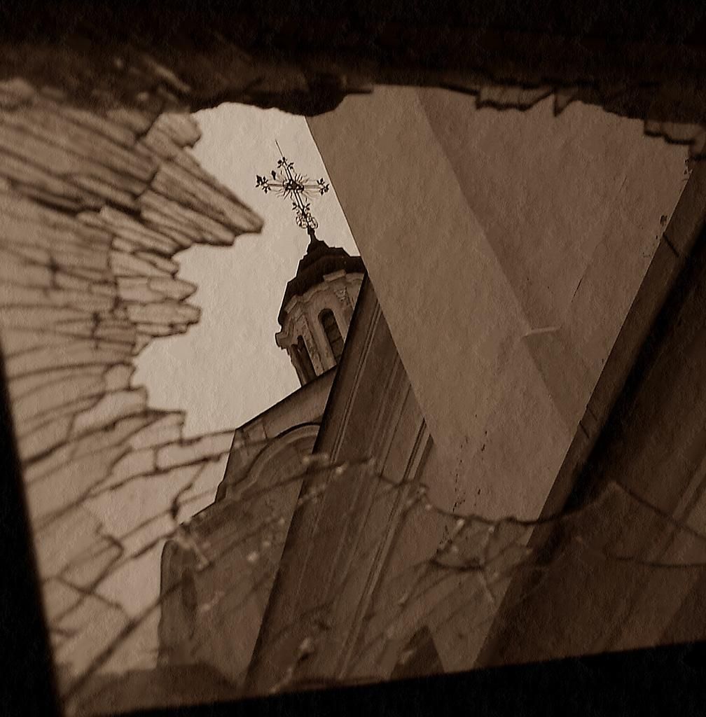 Вид смотрящего из мрака сквозь разбитое стекло