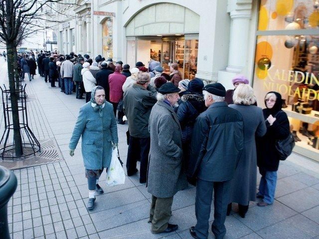Очередь желающих взять 500 литов наличными или выяснить судьбу своих вкладов у банка "Снорас". Фото Lrytas.lt