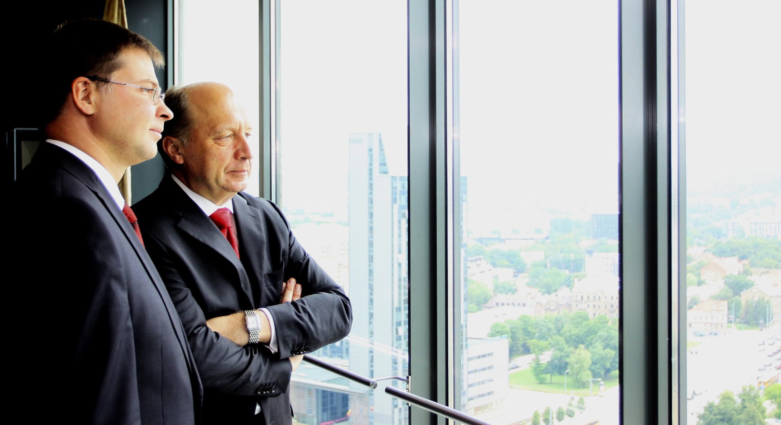 Премьер Литвы (справа) предлагает премьеру Латвии посмотреть на общего грабителя через литовское окно. Фото www.lrv.lt