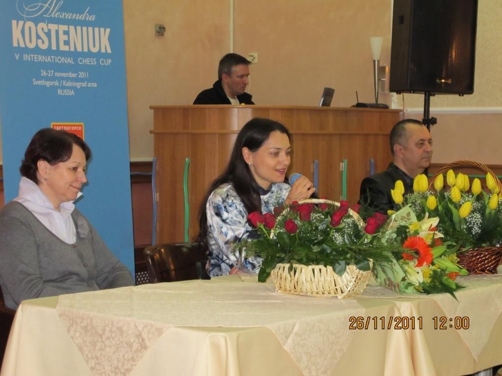 На пресс-конференции для родителей и тренеров. В центре А.Костенюк. Фото Жанны Шибаевой.