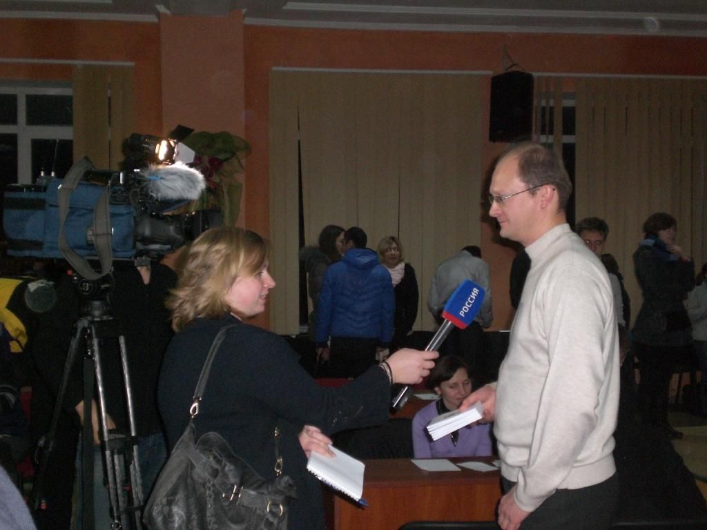 Капитан «Среды» Вадим Рамайский даёт интервью калининградскому телевидению.