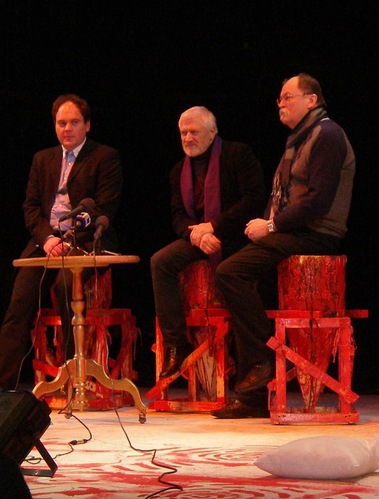 Йонас Вайткус (в центре) представляет журналистам новый спектакль. Фото Жанны Пасечник, "Обзор".