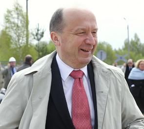 Премьер-министр Литвы Андрюс Кубилюс, вероятнее всего, начнет бороться с экономикой ... простите - молодёжной безработицей сразу же после возвращения из Голландии, где ему вручалась награда "Мировой лидер". Фото ekonomika.lt