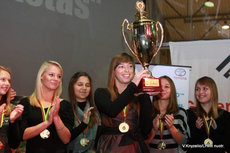 Чемпионки Литвы 2011 года - футболистки из Шяуляй. Фото www.fcsiauliai.lt