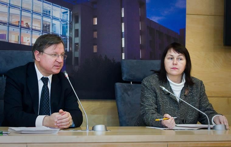 Эгидиюс Варейкис (слева) на пресс-конференции в Сейме Литвы. Фото www.lrs.lt