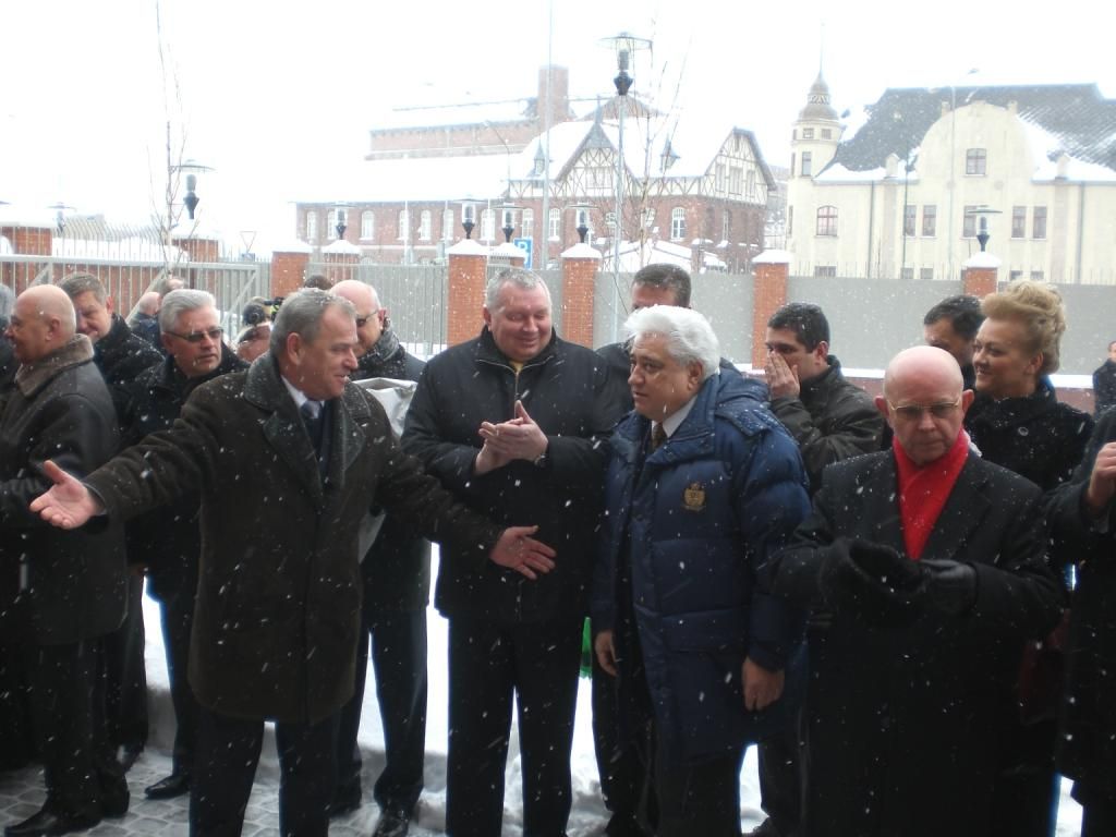 Крайний справа (в красном шарфе) - бывший дипломат, в прошлом - посол Литвы в России, а ныне мэр Неринги Антанас Винкус.
