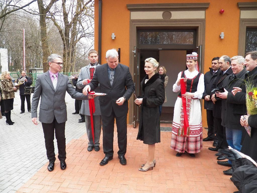 Момент открытия Центра национальных культур в Клайпеде. В центре - мэр города В.Грубляускас