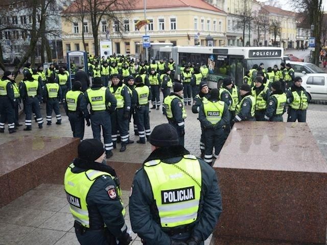 Для обеспечения шествия национально озабоченной молодёжи в столице Литвы полиция организовала усиленный "эскорт". Фото www.Lrytas.lt