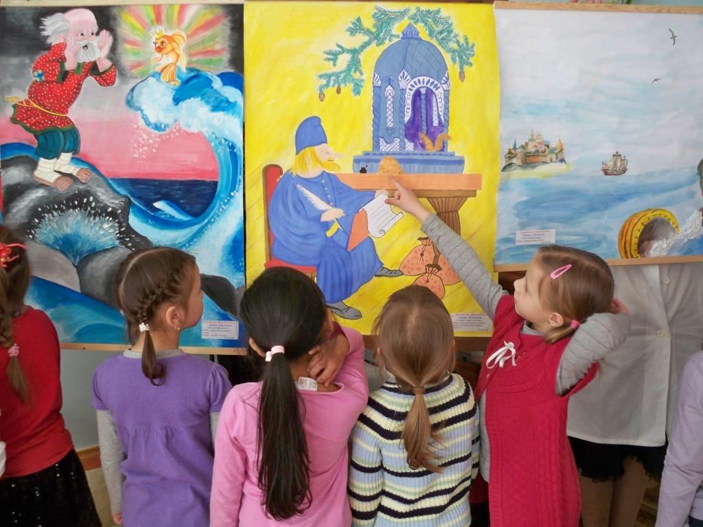 Дети на выставке рисунков по сказкам А.Пушкина. Фото Татьяны Соколовой.