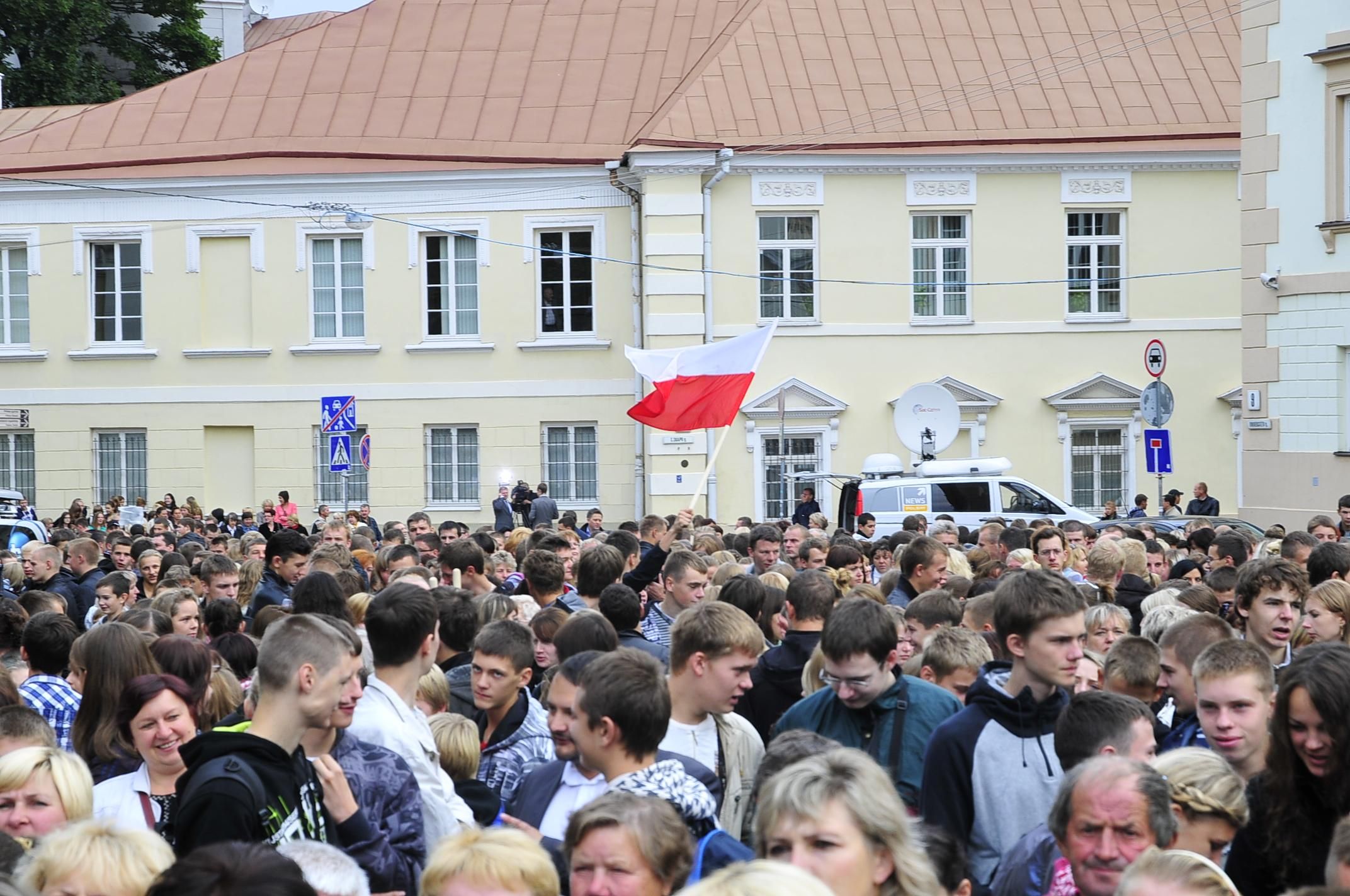 Во время прошлогоднего митинга протеста поляков Польши против поправок к Закону об образовании. Из архива "Обзора".