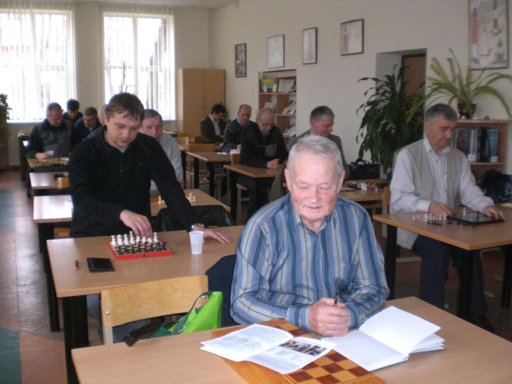 На первом плане старейший участник соревнований 75-летний Евгений Ефимов. Фото Ирины Беляевой