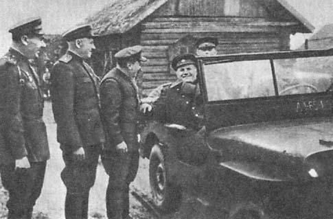 После посещения 16-й литовской стрелковой дивизии А. И. Еременко прощается с А. Снечкусом, В. Карвялисом, И. Мацияускасом (справа налево). Октябрь 1943 г.