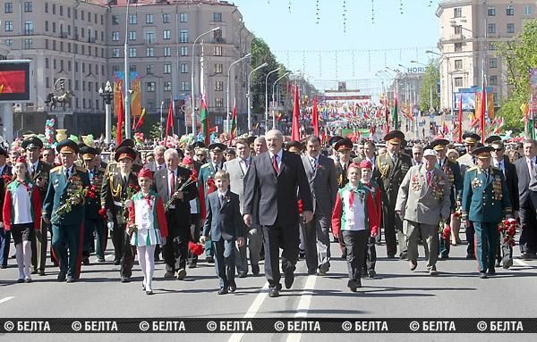 Президент Беларуси Александр Лукашенко 9 мая принял участие в праздничных мероприятиях по случаю Дня Победы. Глава государства во главе торжественного шествия прошел по проспекту Независимости от Октябрьской площади до площади Победы. Президент также возложил венок к монументу Победы в память о подвиге народа в Великой Отечественной войне. На снимке: во время праздничного шествия. Фото BELTA.by