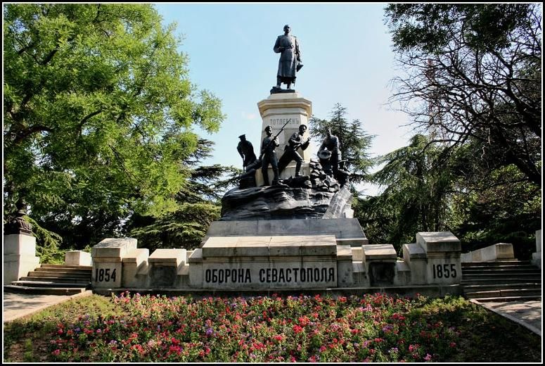 Памятник Э.Тотлебену находится на Историческом бульваре Севастополя