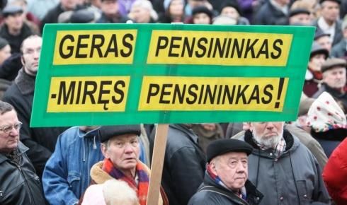 Хороший пенсионер - мёртвый пенсионер". Такие плакаты, выражающие суть политики нынешнего правительства Литвы, на своих акциях протесты пенсионеры держали ещё зимой 2009/2010 года. Фото bernardinai.lt