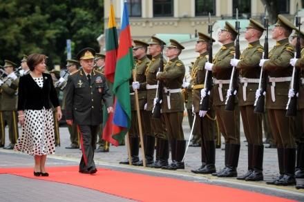 Р.Юкнявичене встречает министра обороны Азербайджана C.Абиева. Фото www.kam.lt