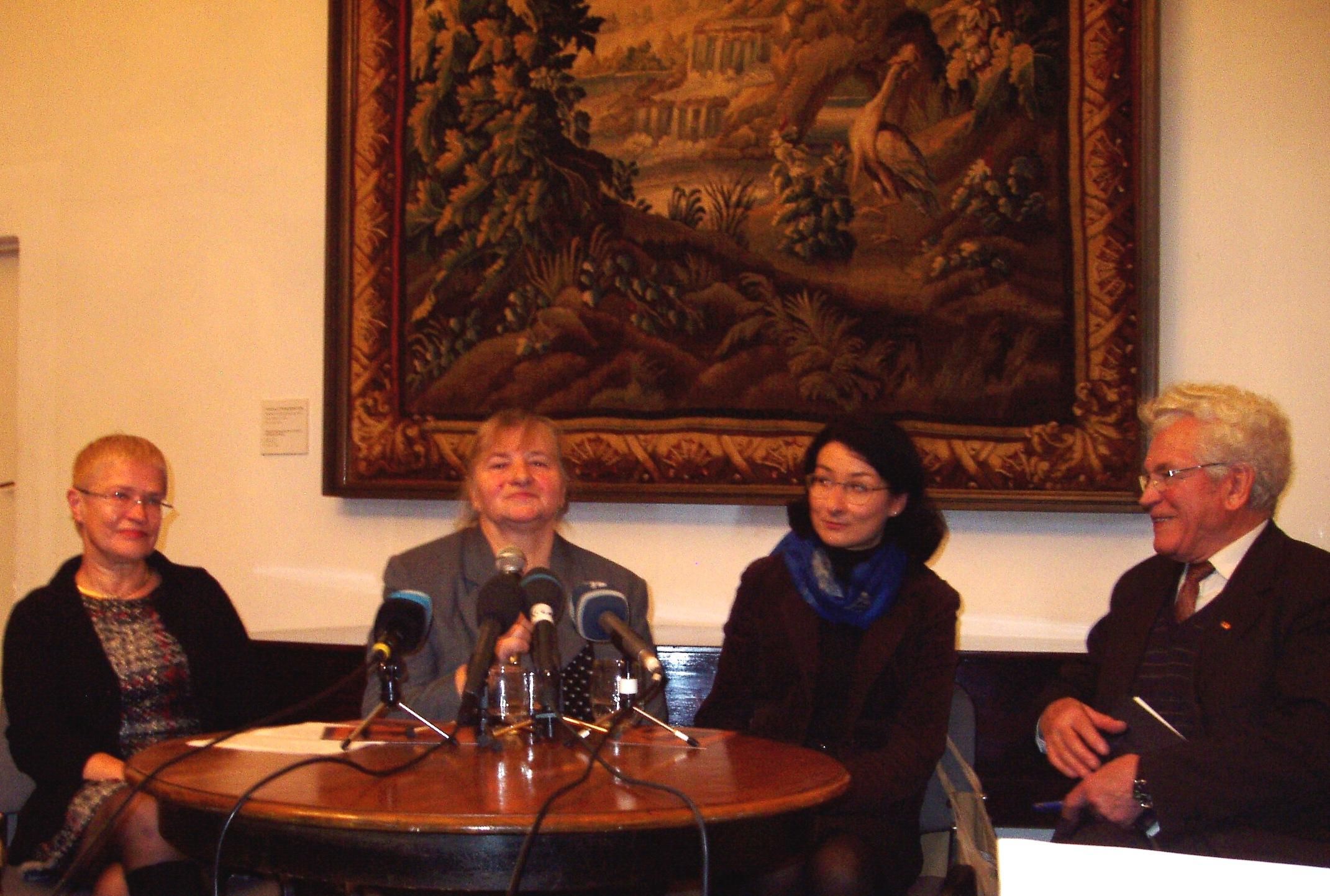 Пресс-конференция в Художественном музее Литвы. В центре - Янина Билотене и Тояна Рачюнайте, справа - Ромуальдас Будрис.