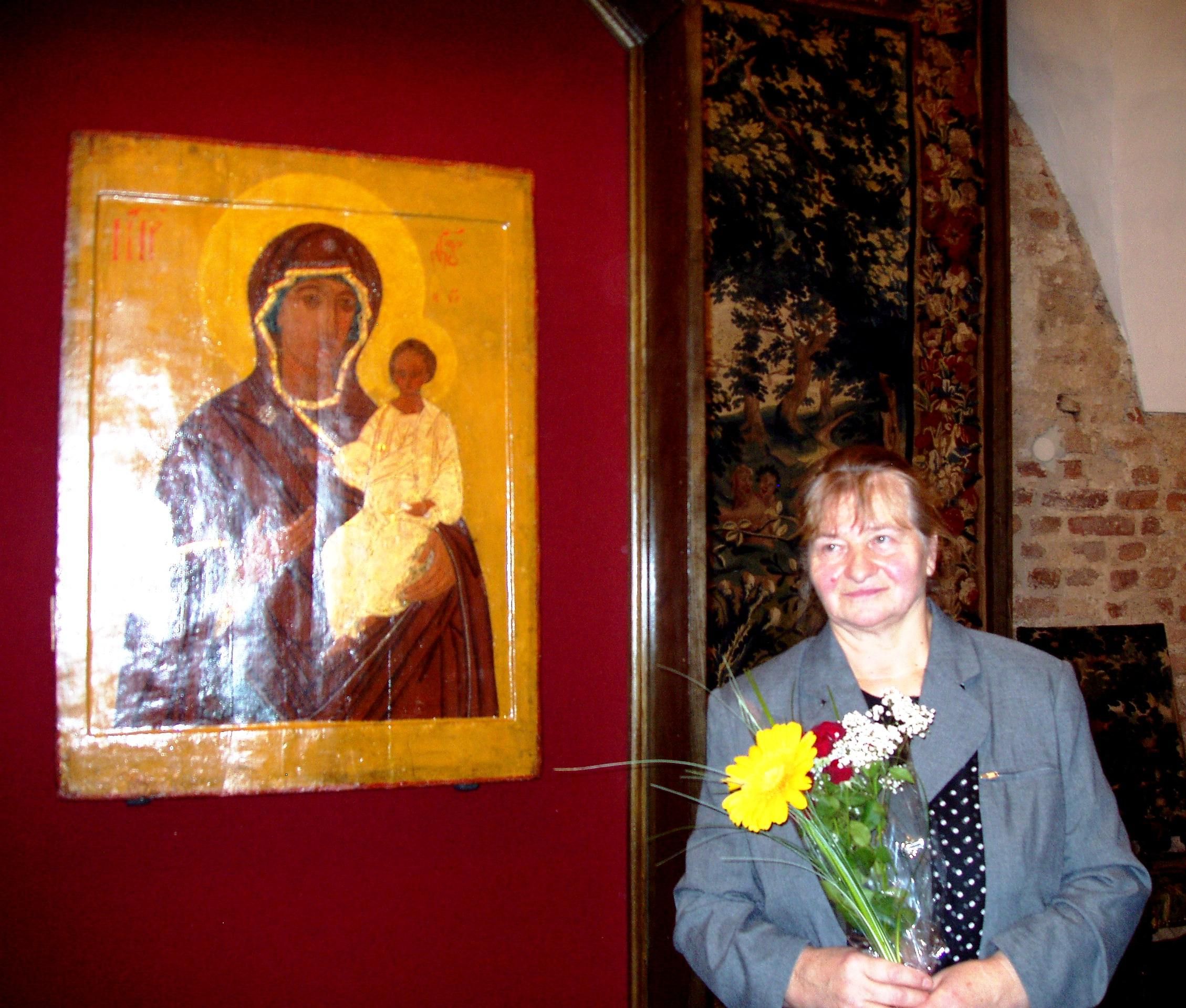 Янина Билотене рядом с возрожденной ею иконой.