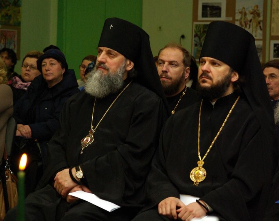 На переднем плане - Архиепископ Иннокентий и епископ Гатчинский Амвросий. Фото Маргариты Артамоновой.